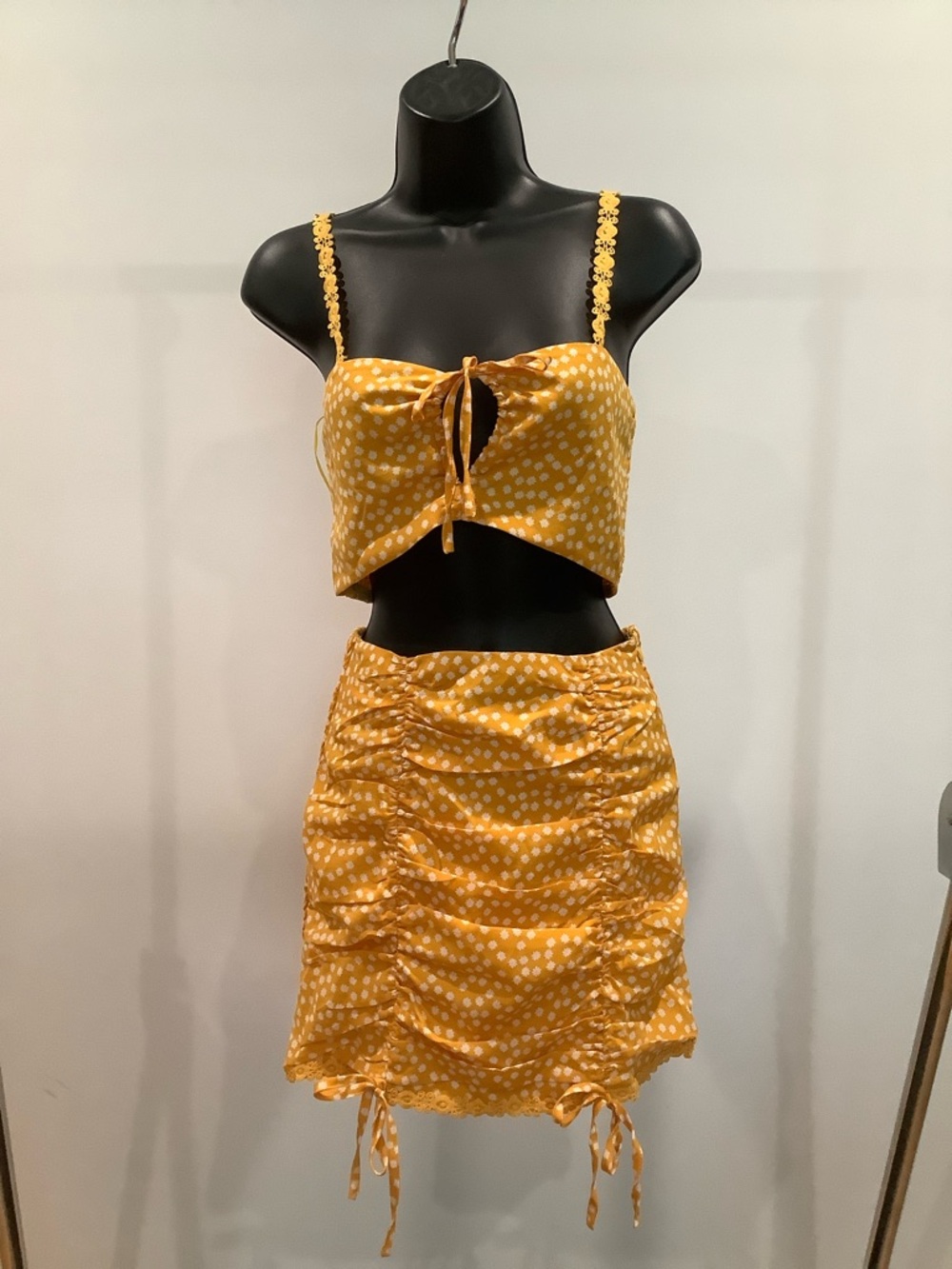 NWT O. Vianca shirt and top set yellow with white flowers, Small